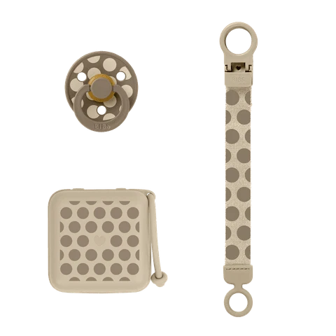 7500164_5713795282043_BIBS_Studio_SootheAndGo_Giftset_rnd_LTX_S2_Polka_DarkOak_Vanilla_1_2000x2000_f888441b-7293-41f2-b27f-8b8d798d6c56